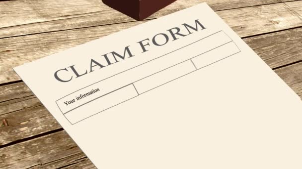 video waarin het formulier claimformulier, dat ligt op een houten oppervlak gestempeld met de inscriptie claim geweigerd - Video