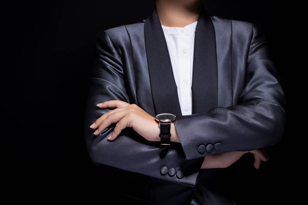 Femme portant un costume d'affaires avec les bras croisés
 - Photo, image