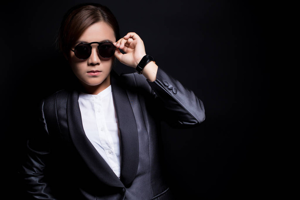 Serieus zakenvrouw dragen zonnebril op geïsoleerde backgrou - Foto, afbeelding
