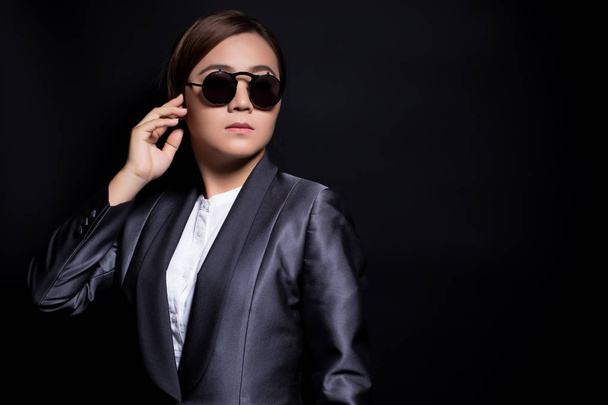 Seriously businesswoman wearing sun glasses on isolated backgrou - Foto, Imagem