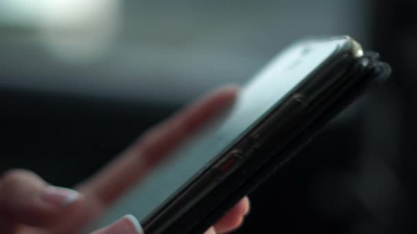 Manos masculinas enviando mensajes de texto en una tableta un auto en movimiento dentro de slo-mo
 - Metraje, vídeo