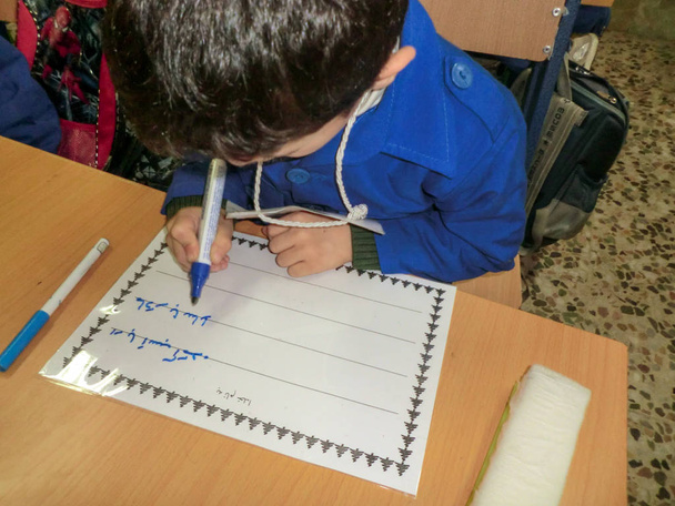 Ragazzi delle elementari Gilan Iran. Uno dei ragazzi delle elementari di Rasht, provincia di Guilan, Iran. Lo studente indossa uniformi scolastiche
 - Foto, immagini