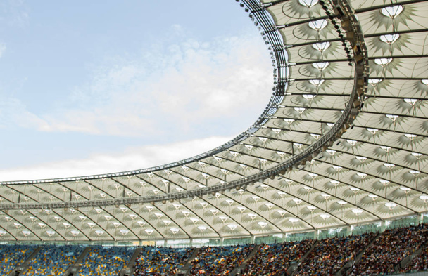 футбольний стадіон всередині. футбольне поле, порожні трибуни, натовп фанатів, дах на небі
 - Фото, зображення