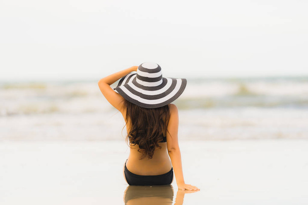 Retrato hermosa joven mujer asiática usar bikini en la playa se
 - Foto, Imagen
