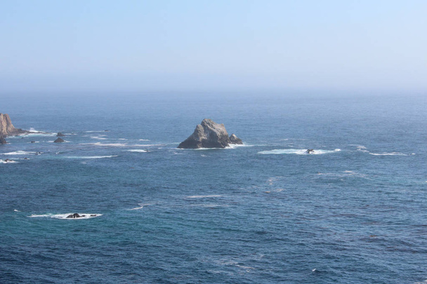 Vista de una pequeña isla rocosa en el Océano Pacífico cerca de Pacific Coast Highway, California, EE.UU.
 - Foto, imagen