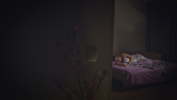 Κοιμωμένη γυναίκα. 2 πυροβολισμοί. 1. Μια γυναίκα κοιμάται σε έναν καναπέ σε ένα δωμάτιο. Η κάμερα μετακινείται από αριστερά προς τα δεξιά.2. Κοντινό πλάνο. Η κάμερα κινείται από δεξιά προς τα αριστερά. - Πλάνα, βίντεο