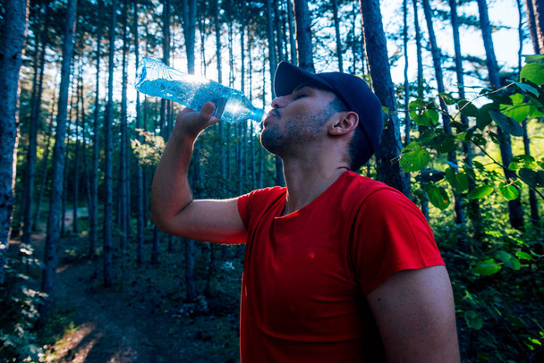 Портрет гарного гірського байкера, що п'є воду під час варення
 - Фото, зображення