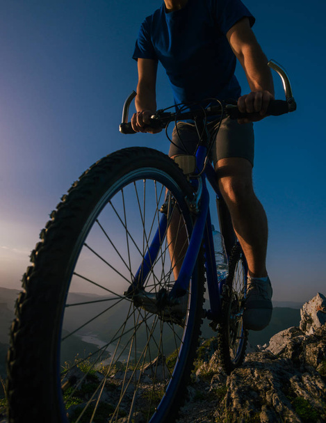 Κοντινή σιλουέτα ενός αθλητή (ποδηλάτης βουνού) ιππασία bi του - Φωτογραφία, εικόνα