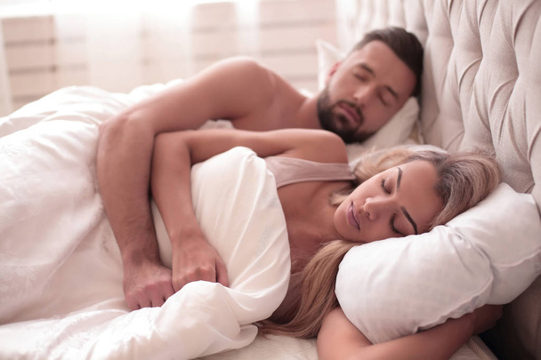 close up. happy couple sleeping in bed - Foto, Imagem