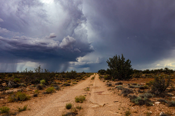 Arizona onverharde weg die leidt naar een moesson Storm - Foto, afbeelding