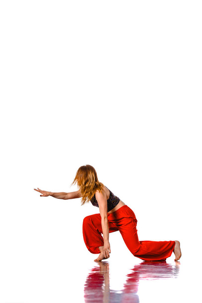 Приваблива блондинка жінка танцює танцювальний зал тренування вправи
 - Фото, зображення