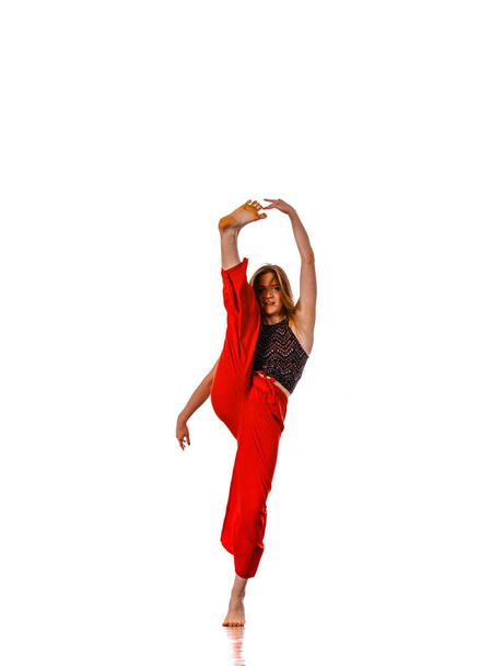 Style danseur posant sur un fond blanc studio
 - Photo, image