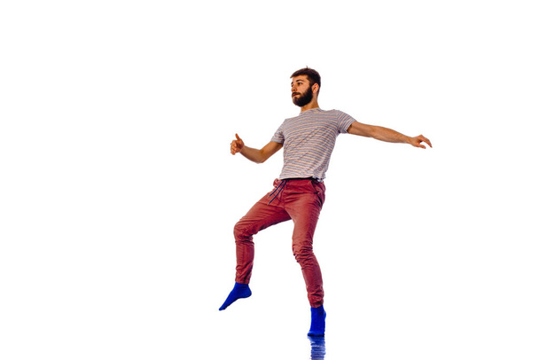 volledige lengte van stijlvolle jonge man dansen - Foto, afbeelding