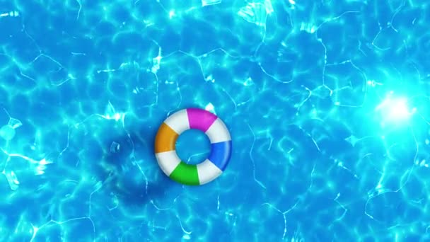 Luchtfoto van het zwembad. Kleurrijke Opblaasbare Ring donut speelgoed. Ontspannings-en genezings concept. - Video