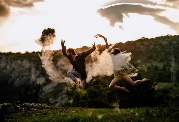 Romantikus fiatal szerelmespár táncol az ég alatt nyáron - Fotó, kép