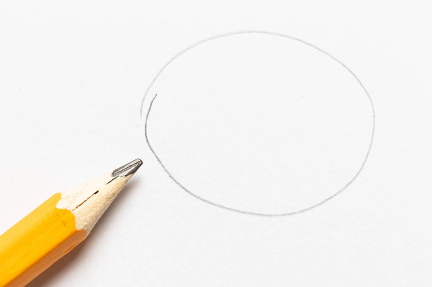 Dřevěná tužka s kulatým tvarem na pozadí s bílým papírem - Fotografie, Obrázek