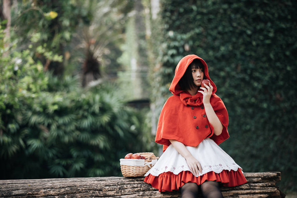 Retrato de mujer joven con traje de Caperucita Roja
 - Foto, Imagen