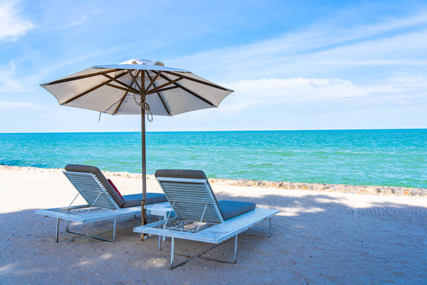 Mavi sk ile plaj denizi okyanusu etrafında güzel şemsiye ve sandalye - Fotoğraf, Görsel