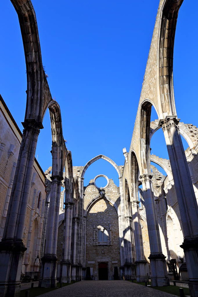 A lisszaboni portugáliai Carmo Convent romjai (a Kármel-hegyre való Miasszonyunk kolostora) - Fotó, kép