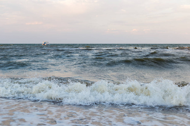 Paisaje marino con olas sobre el agua en colores pastel
 - Foto, Imagen