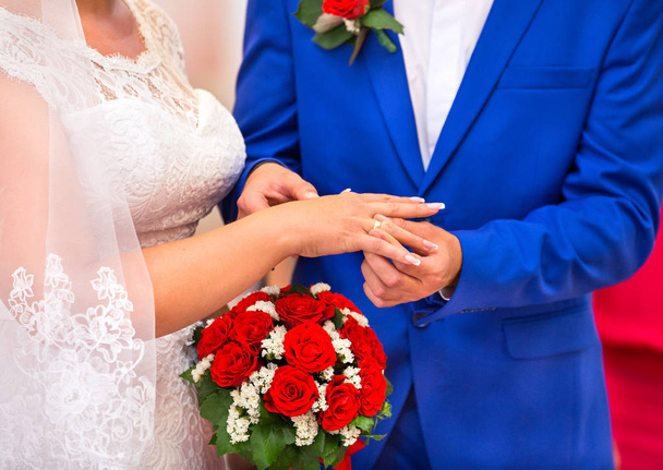 Обмін кільцями нареченого і нареченого
 - Фото, зображення