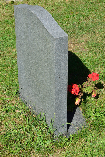 Lápida con flores
 - Foto, Imagen