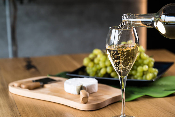 Zbliżenie nalewania białego wina do restauracji - Zdjęcie, obraz