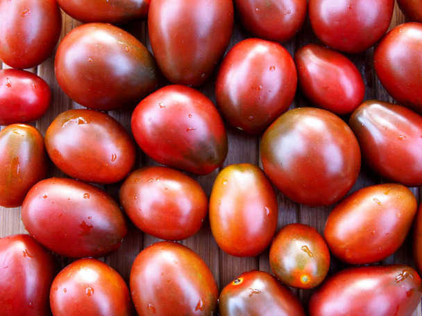 Спелые темно-красные помидоры в качестве фона
 - Фото, изображение