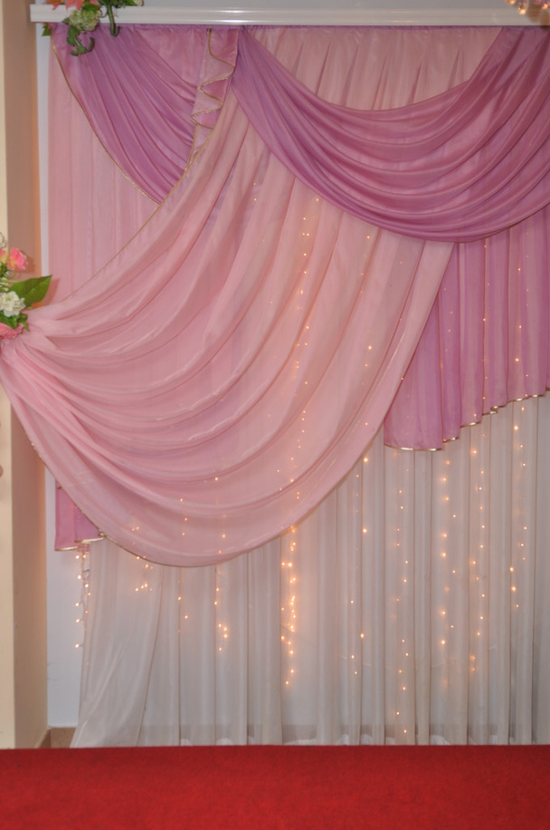 Interior con cortinas rosadas
 - Foto, Imagen