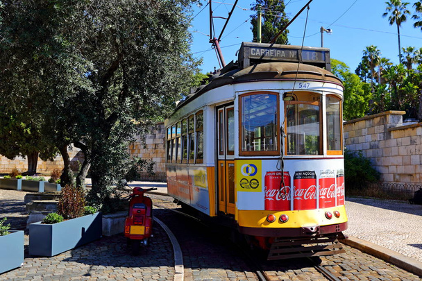 Beroemde tramlijn in Alfama, de oude wijken van Lissabon, Portugal - Foto, afbeelding