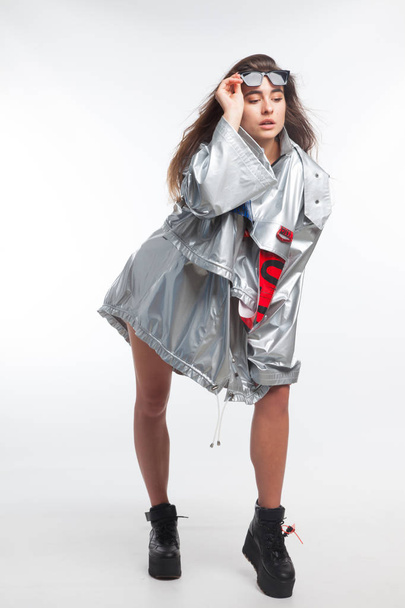 Krásná, sexy, smyslná dívka představující futuristické městské oblečení na bílém pozadí - Fotografie, Obrázek