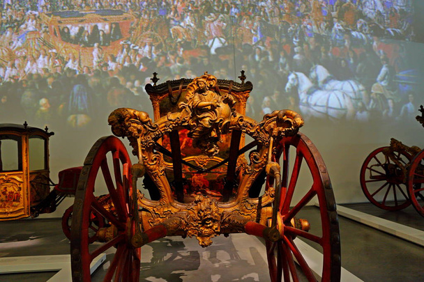 Exposiciones de carruajes antiguos en el Museo Nacional del Autocar en Lisboa, Portugal (Museu Nacional dos Coches
) - Foto, Imagen
