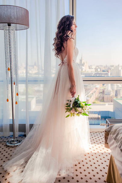 Hochzeitstag. Porträt der schönen Braut mit Blumenstrauß - Foto, Bild