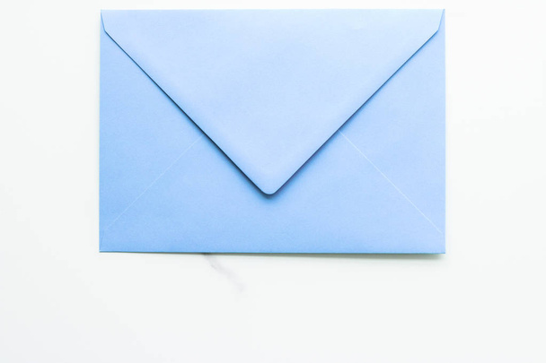 Enveloppes en papier vierges sur fond plat en marbre, courrier de vacances
 - Photo, image