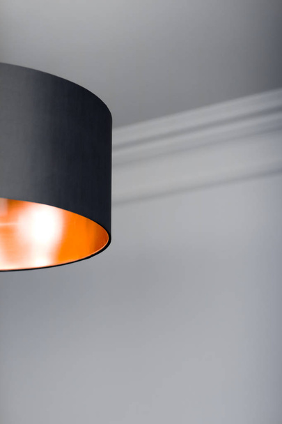 Lámpara de bronce en una habitación, iluminación moderna elegante de la decoración del hogar
 - Foto, imagen