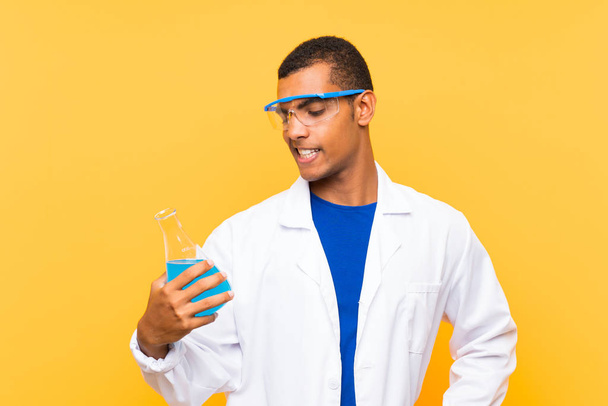 Hombre científico sosteniendo un matraz de laboratorio sobre un fondo aislado
 - Foto, imagen