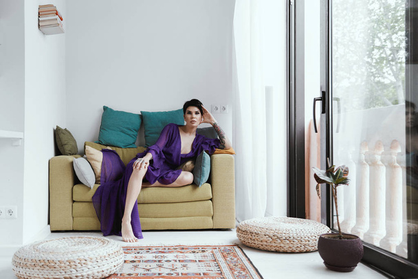 female with short haircut poses in Tbilisi loft - Foto, Imagem