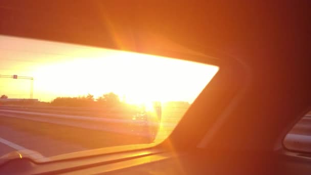 courir après le soleil dans une voiture. vue sur le paysage sur le magnifique coucher de soleil depuis les fenêtres arrière de la voiture. s'éloigner quand le soleil se couche. Vidéo 4k
 - Séquence, vidéo