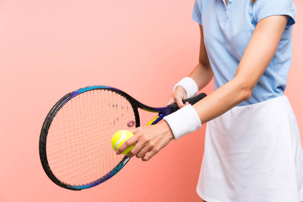 Giovane tennista donna oltre isolato muro rosa
 - Foto, immagini