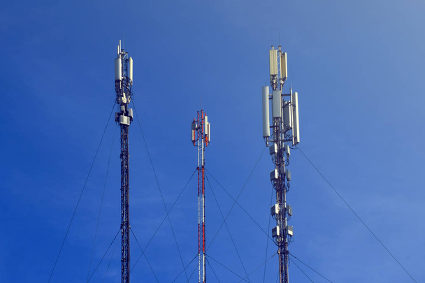 Estación de comunicación móvil contra un cielo azul
 - Foto, Imagen