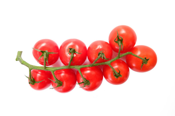 tomates rojos cereza aislados sobre fondo blanco - Foto, Imagen