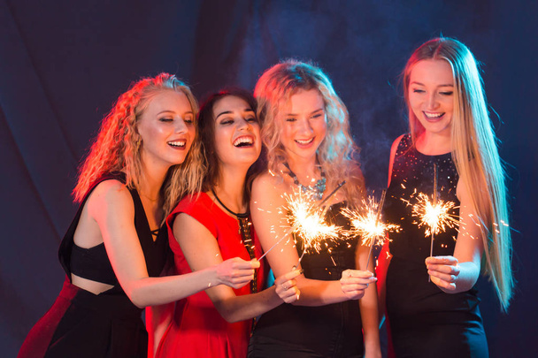 Вечеринка, праздники, Новый год, феерия и концепция ночной жизни - счастливые молодые женщины, танцующие на дискотеке ночного клуба, крупный план
 - Фото, изображение