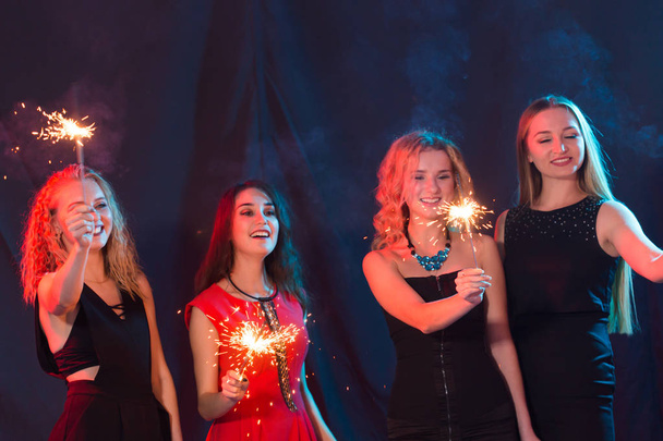 Fête, vacances, Nouvel An, Noël et concept de vie nocturne - jeunes femmes heureuses dansant dans une discothèque, gros plan
 - Photo, image