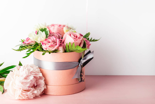 Bonito e macio buquê de flores na caixa de chapéu
, - Foto, Imagem