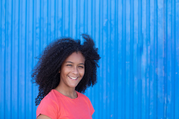 Девочка-подросток с красивыми афро-волосами
  - Фото, изображение