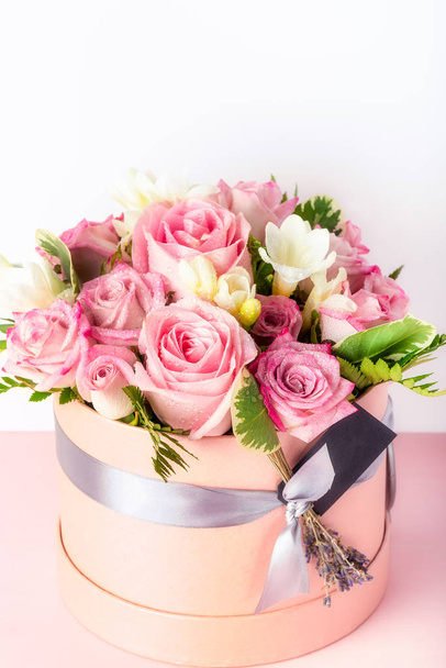 Beautiful and tender bouquet of flowers in the hat box, - Foto, immagini