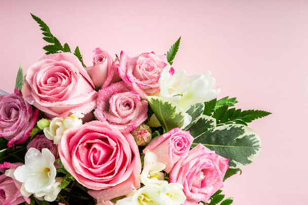 Hermoso y tierno ramo de flores en la caja del sombrero
, - Foto, Imagen