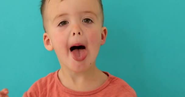 Niño alegre sobresaliendo lengua en la cámara
 - Metraje, vídeo