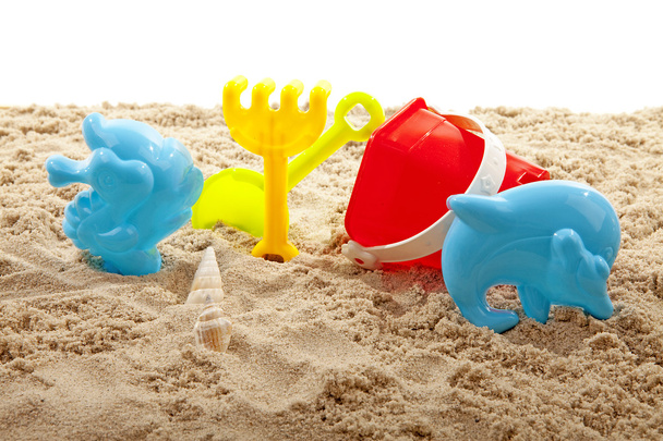 kleurrijke plastic speelgoed in het bach - Foto, afbeelding