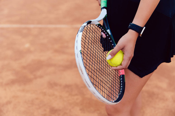 Close-up van de vrouw die zich voorbereidt op een tennisbal te raken. Sport concept. - Foto, afbeelding